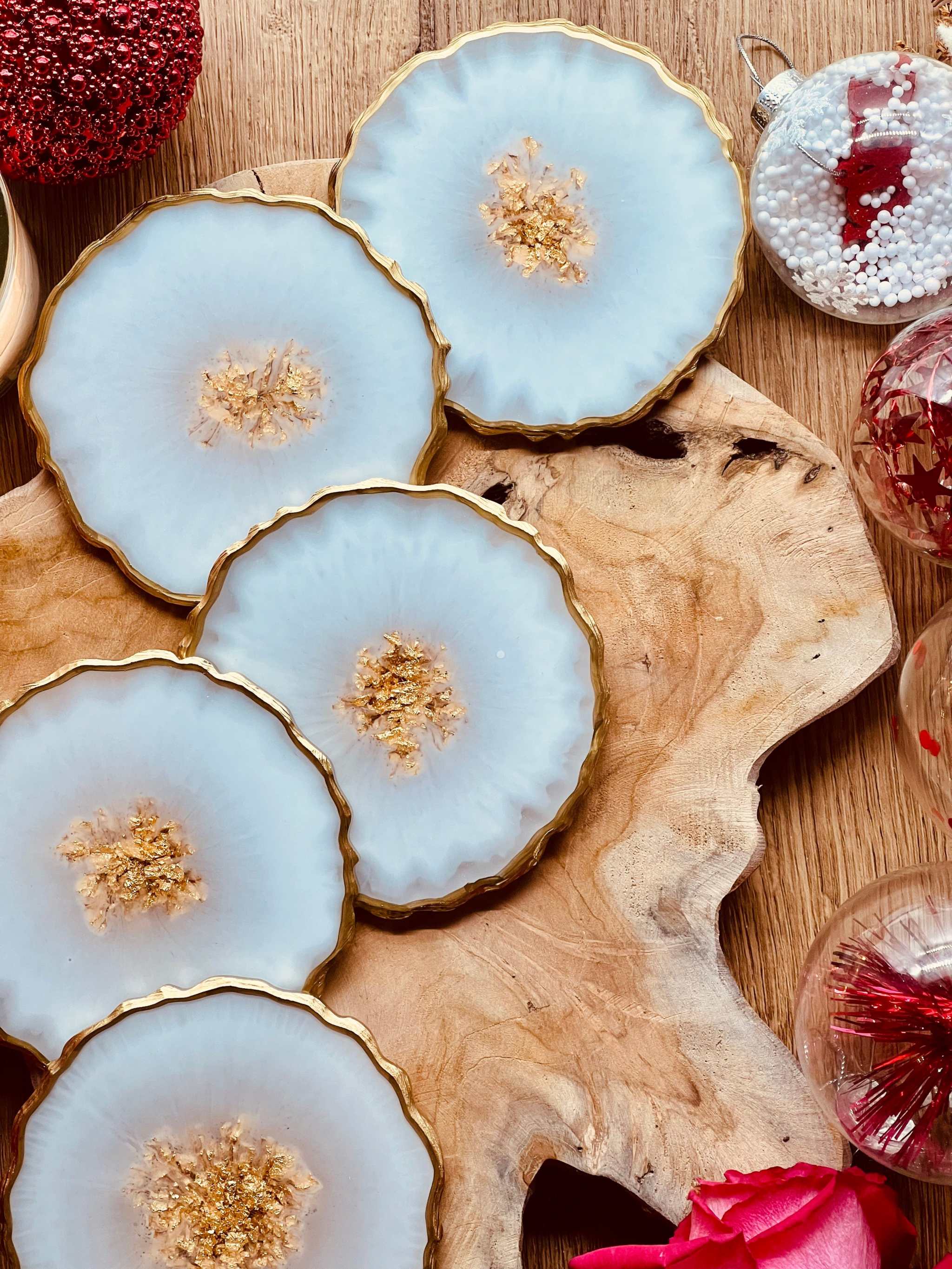 5 weiße Untersetzer aus Resin mit goldenen Details handgemacht einzigartig Dekoration Tisch