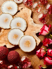 Fünf handgemachte weiße Untersetzer aus Resin mit goldenen Details, Durchmesser ca. 12 cm, dekorativ und einzigartig