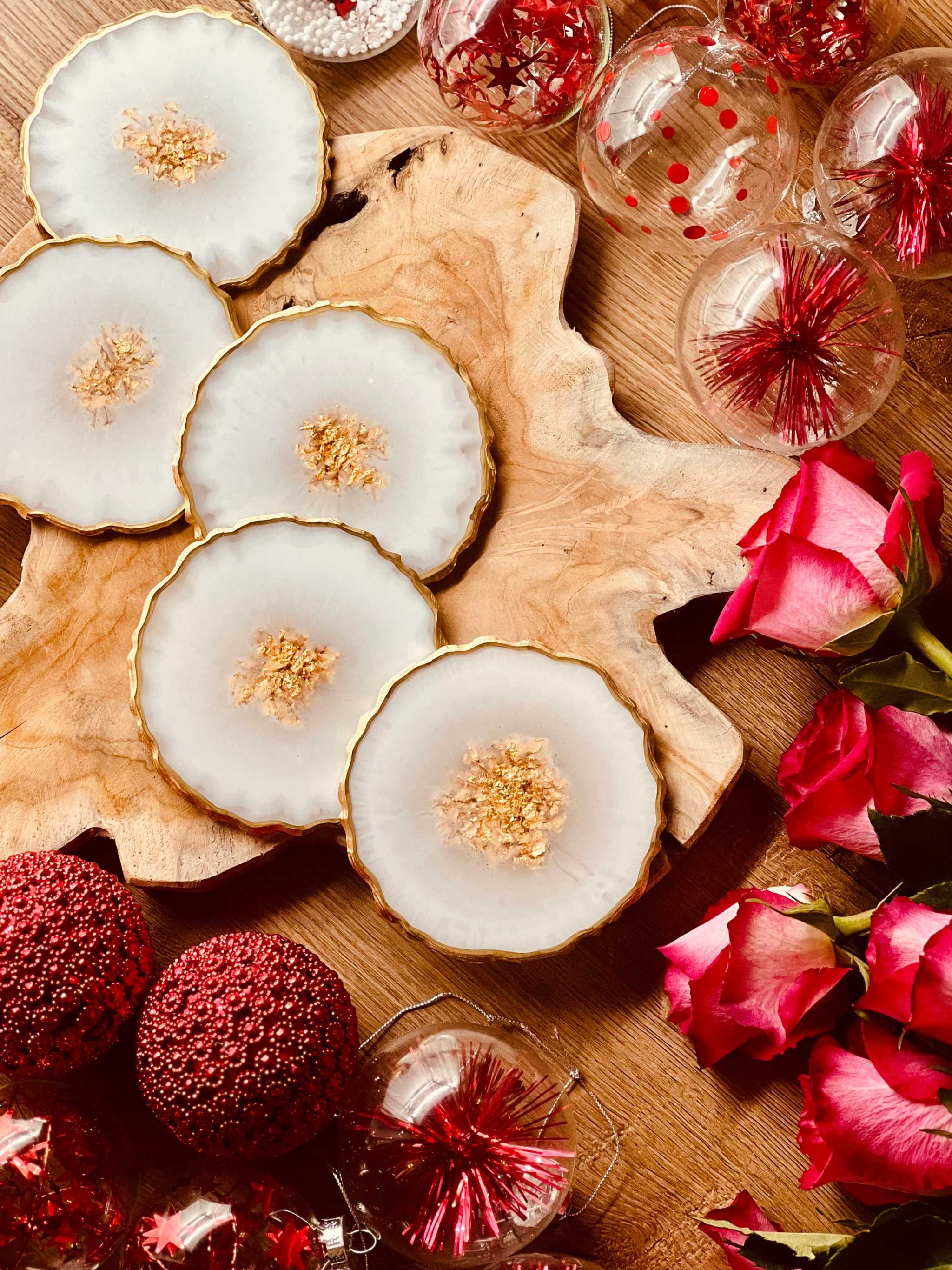 Fünf handgemachte weiße Untersetzer aus Resin mit goldenen Details, Durchmesser ca. 12 cm, dekorativ und einzigartig