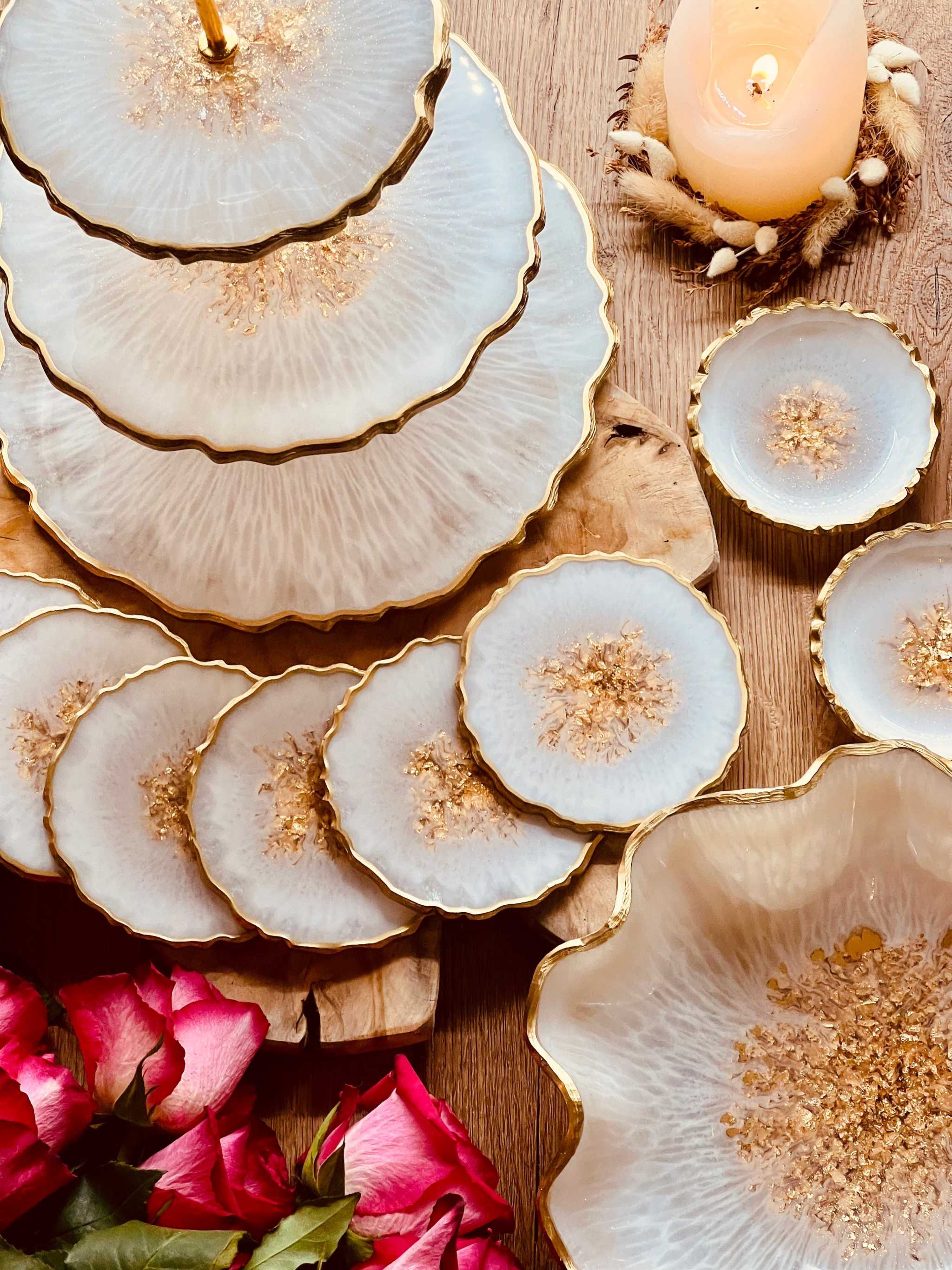 handgemachte individuelle Deko Sets aus Resin mit goldenen Akzenten auf Holztisch dekoriert