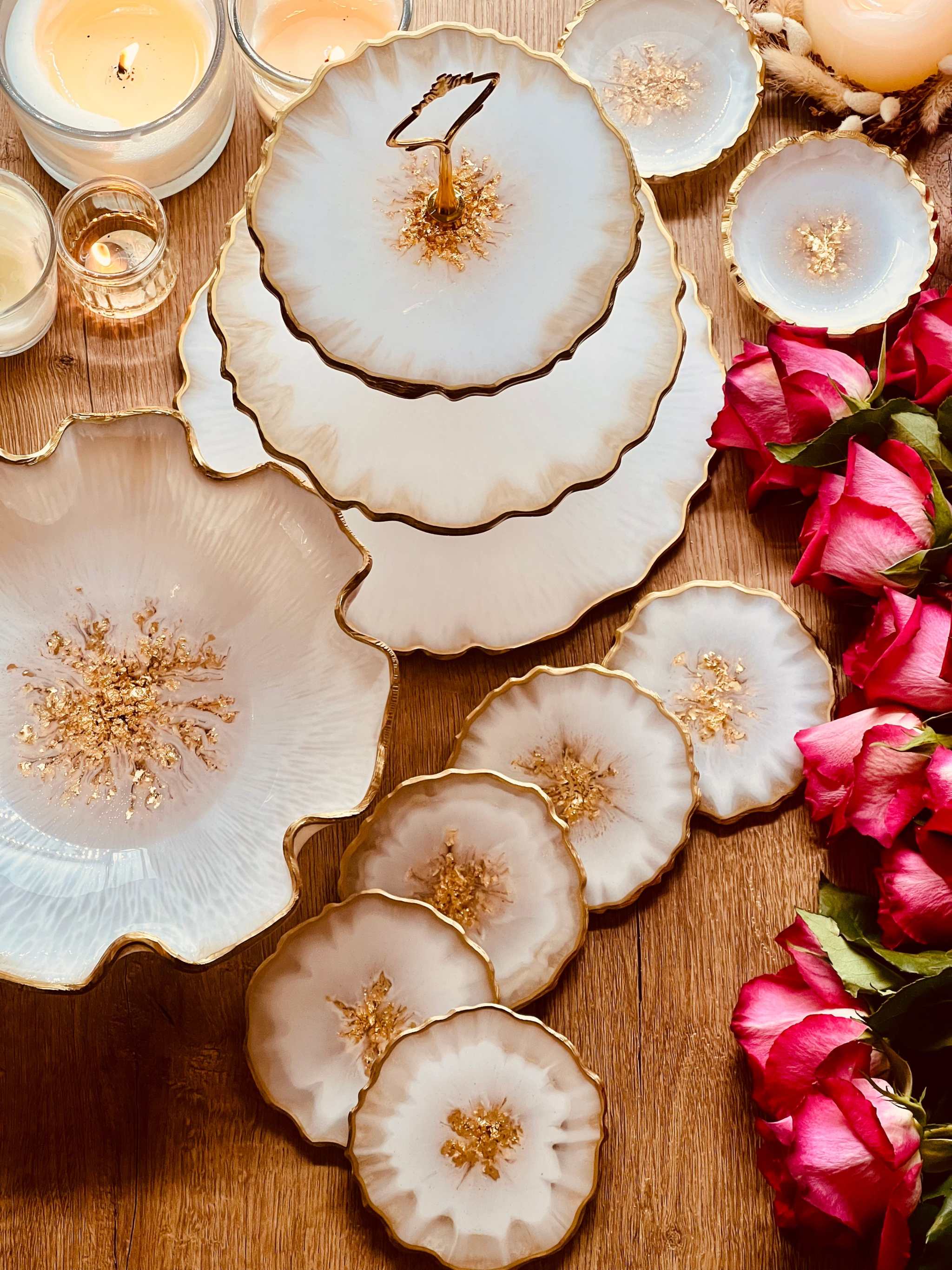 handgemachte Deko Sets aus Resin in unregelmäßiger, geschwungener Form mit goldener Verzierung und rosa Rosen als individuelle Wohnraumdekoration