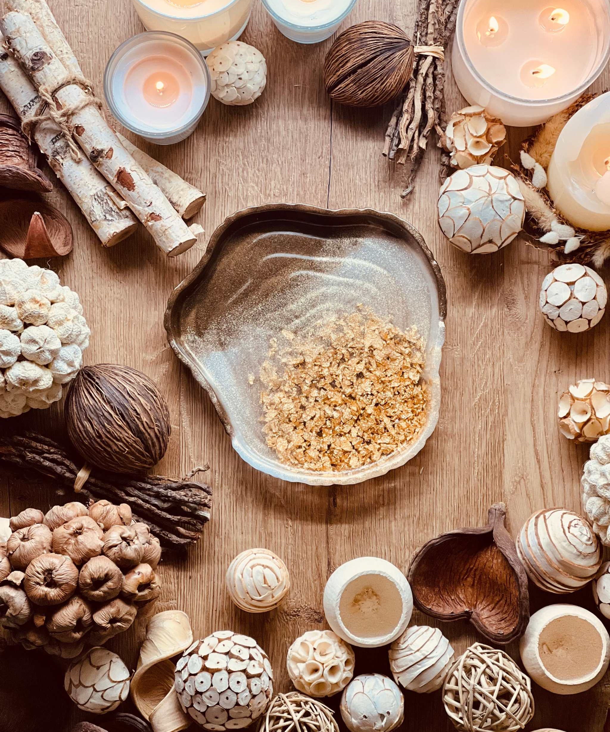 Braune handgemachte Schale aus Resin mit goldenen Details dekorativ auf Holzuntergrund
