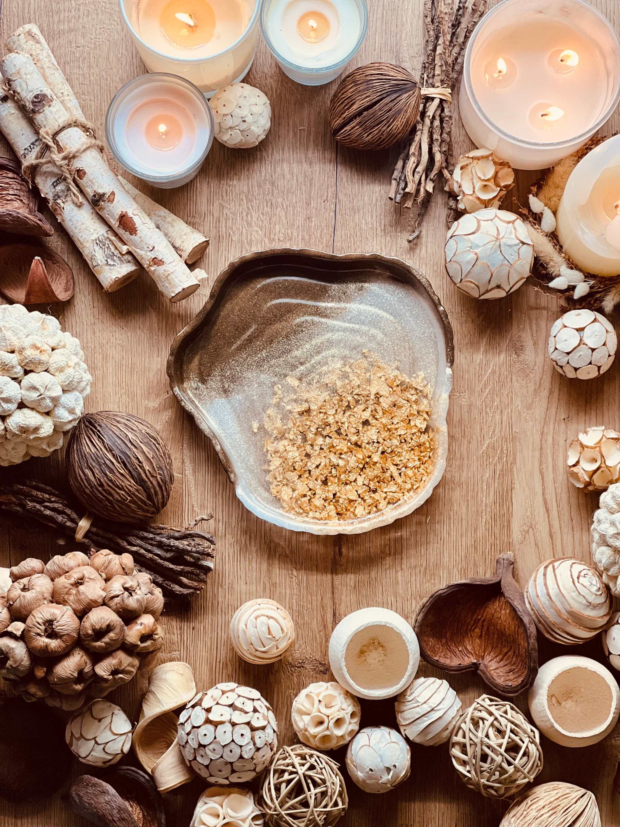 Braune handgemachte Schale aus Resin mit goldenen Details dekorativ auf Holzuntergrund