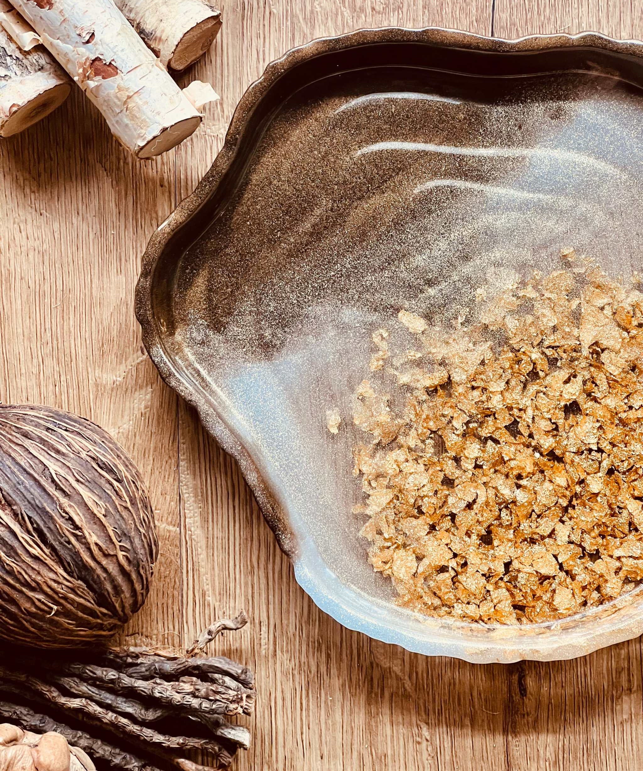 Handgemachte Schale aus braunem Resin mit goldenen Details als dekoratives Unikat und Geschenkidee