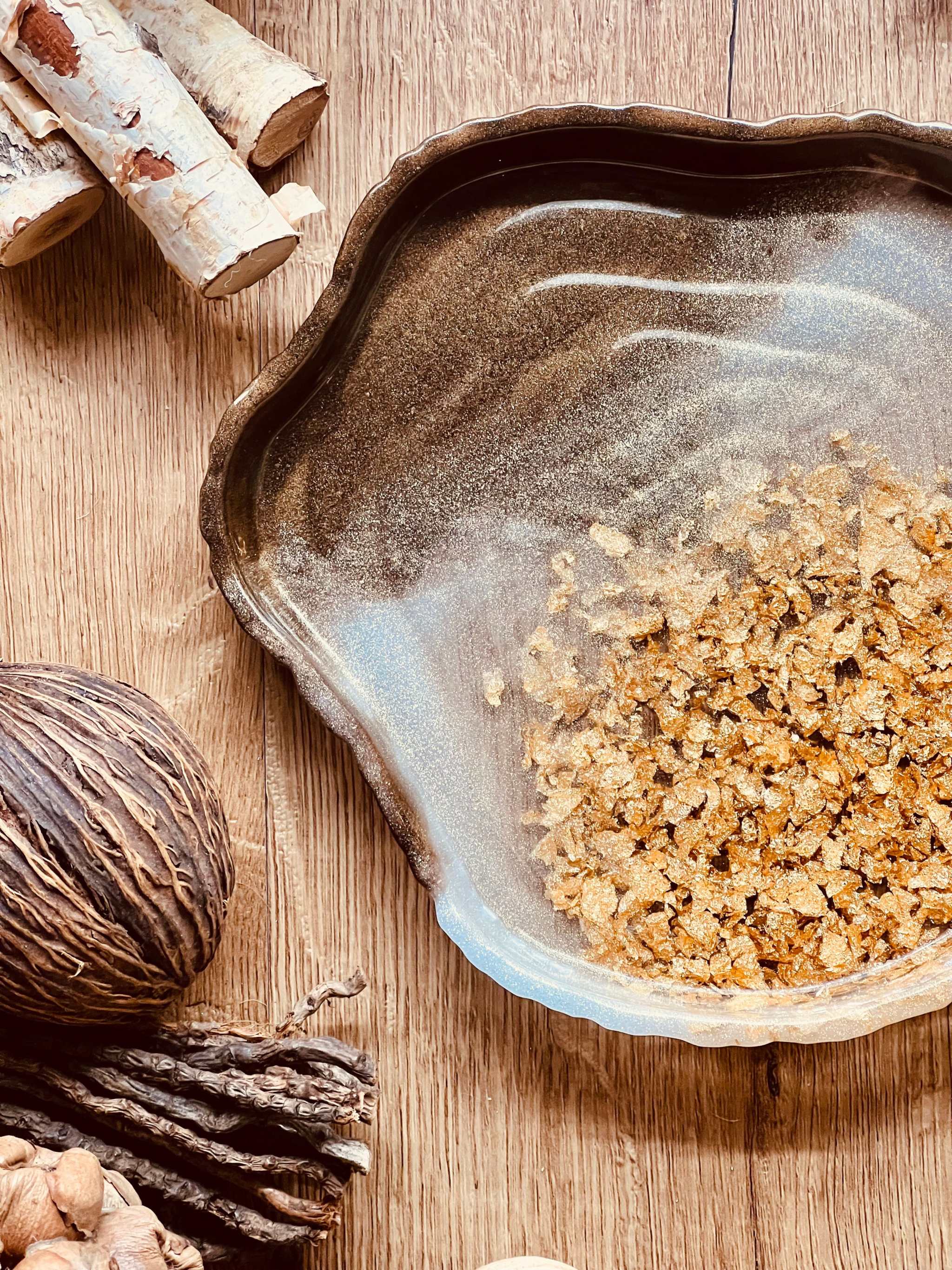 Handgemachte Schale aus braunem Resin mit goldenen Details als dekoratives Unikat und Geschenkidee