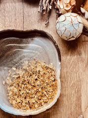 Handgemachte braune Schale aus Resin mit goldenen Details auf Holztisch