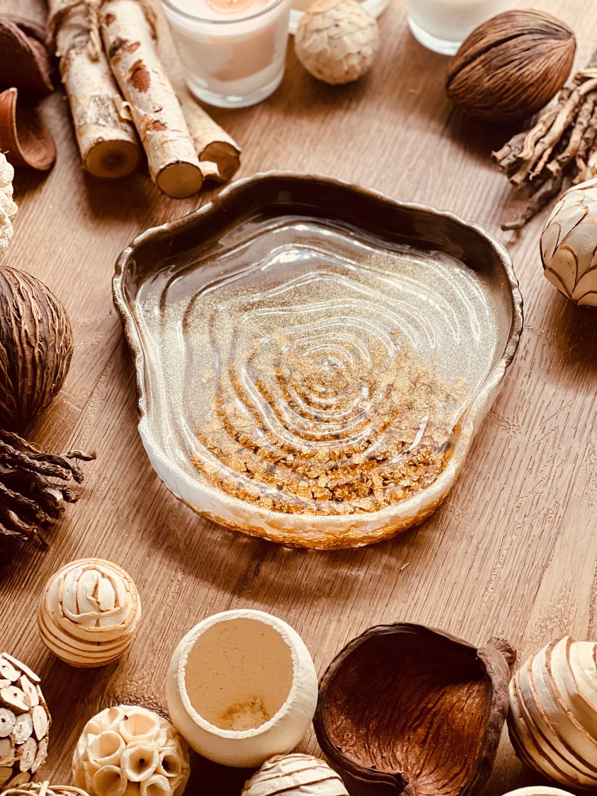 Handgefertigte braune Resin Schale mit goldenen Details und organischer Form, dekorativ präsentiert auf Holztisch