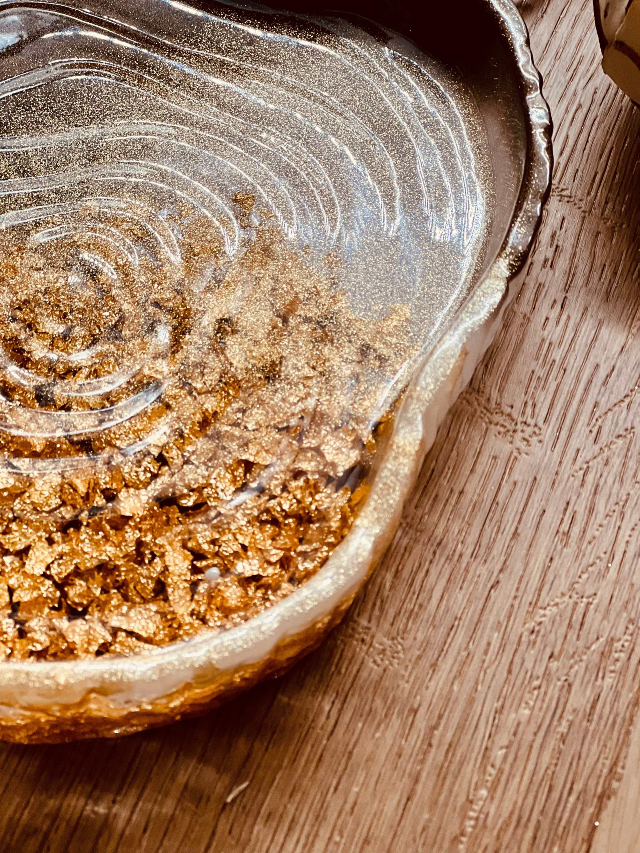 Handgemachte Schale aus braunem Resin mit goldenen Details auf Holzoberfläche, einzigartiges Dekorationsstück, Durchmesser ca. 20x18 cm