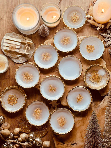 Jewelry bowls made of resin in white with gold