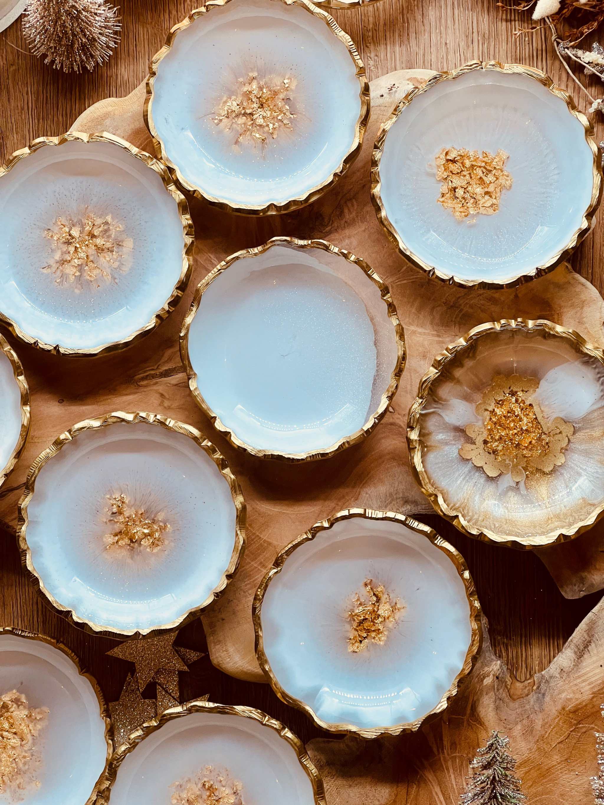 Handgemachte weiße Schmuckschalen aus Resin mit goldenen Details und ca. 10cm Durchmesser, ideal als Dekoration oder Geschenk.