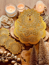 Deko Set mit Mandala Etagere und 4 Untersetzer aus Resin in Gold