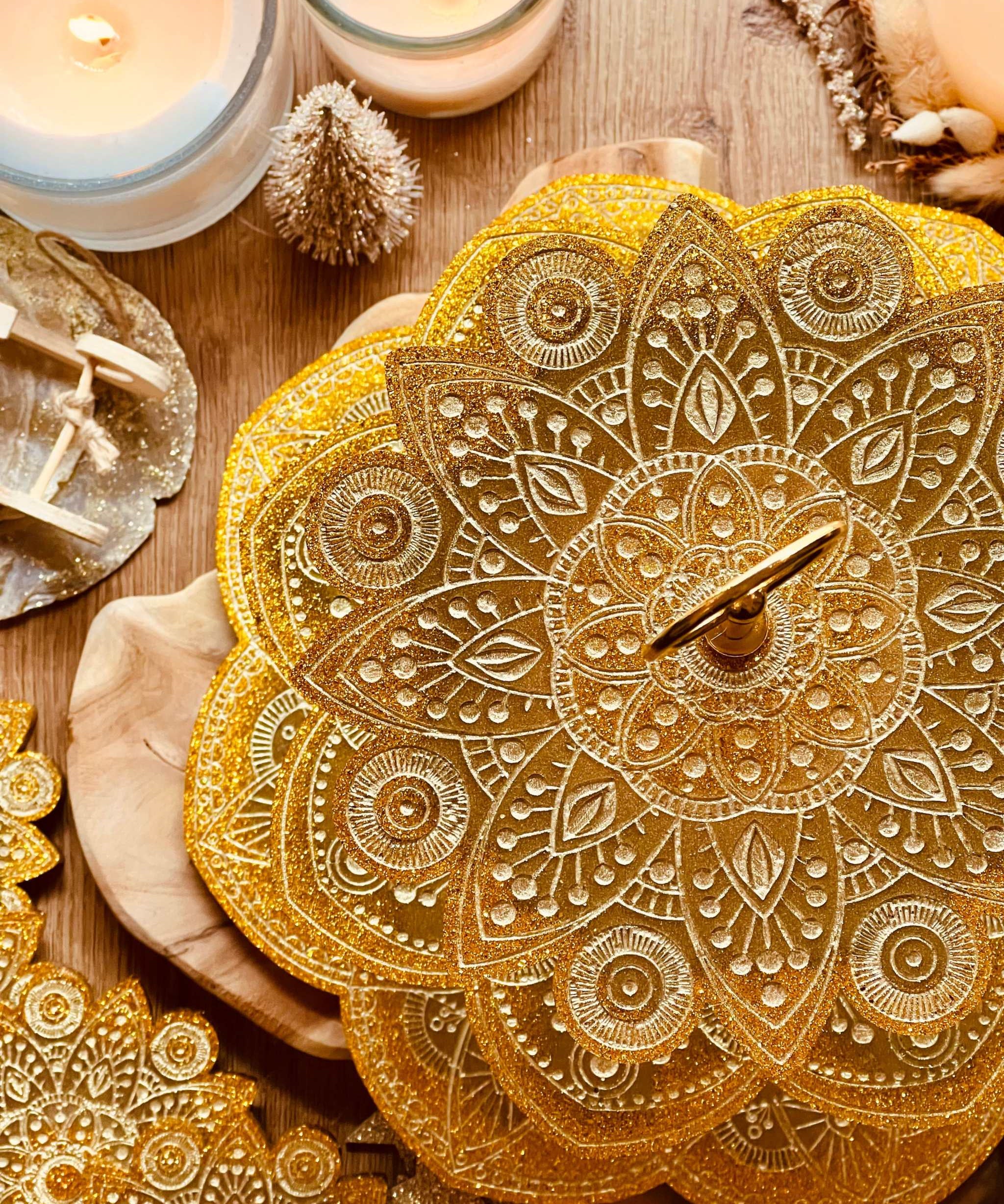 Gold resin mandala etagere with four coasters, handmade decorative set for tables.