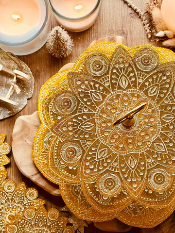 Deko Set mit Mandala Etagere und 4 Untersetzer aus Resin in Gold