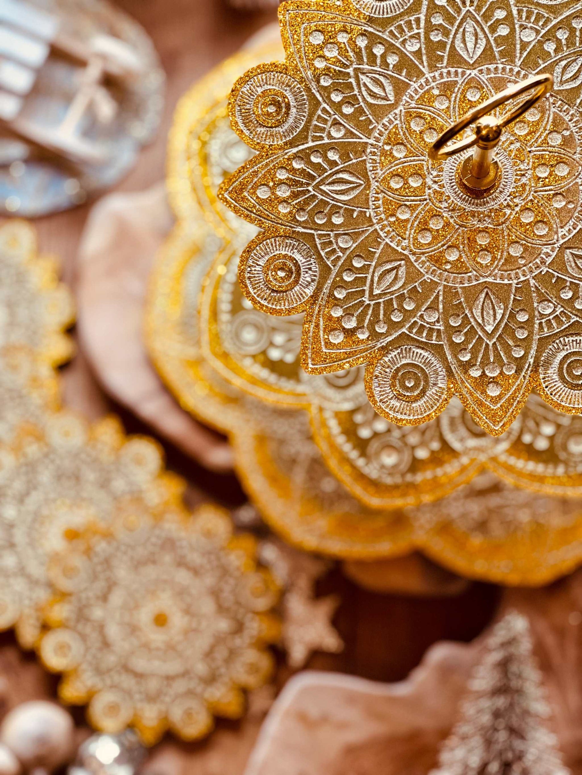 Mandala Deko Set aus Resin in Gold mit Etagere und Untersetzern.