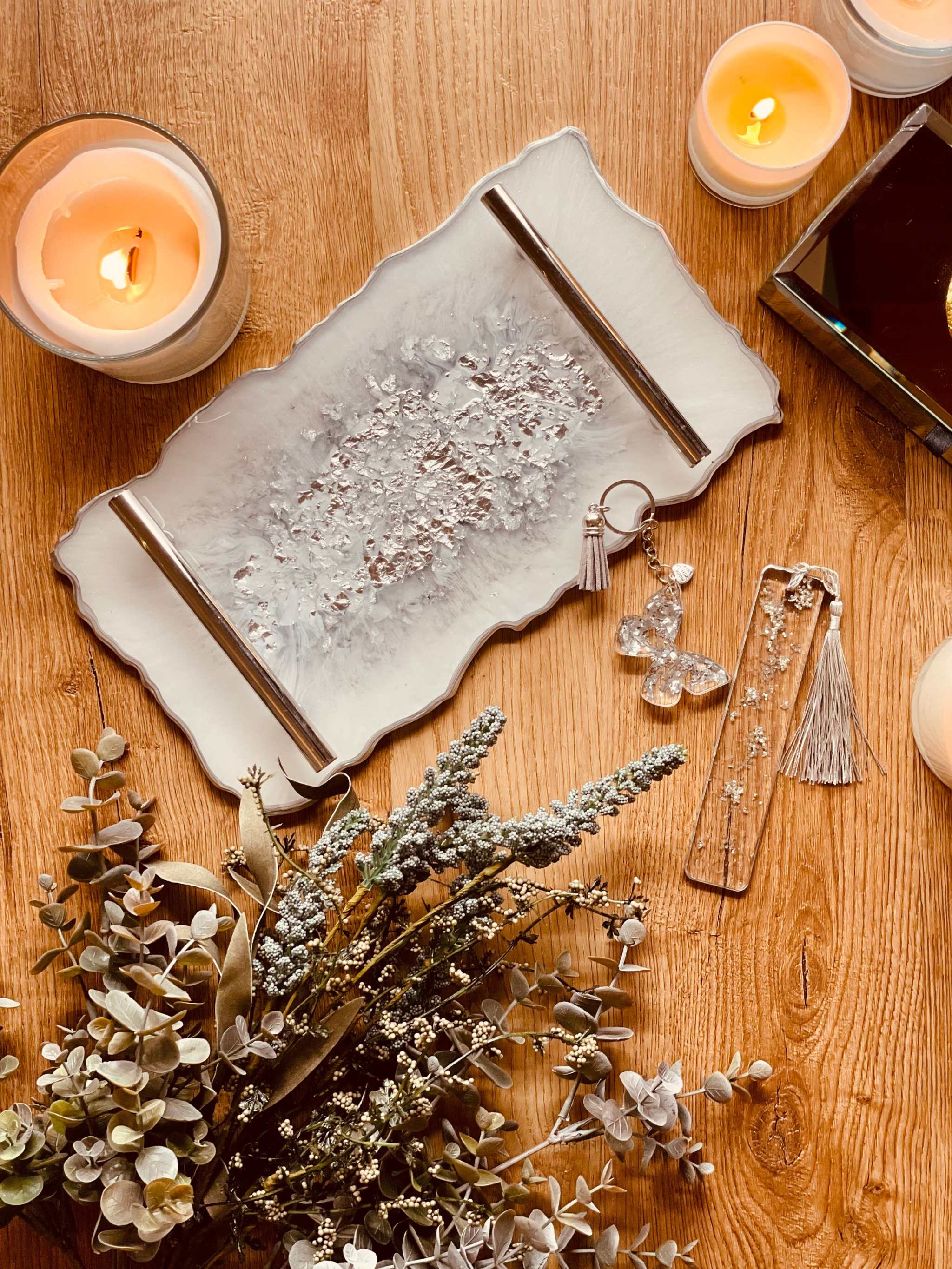 handgefertigtes individuelles Tablett aus Resin mit Griffen auf Holztisch dekoriert mit Kerzen und Trockenblumen