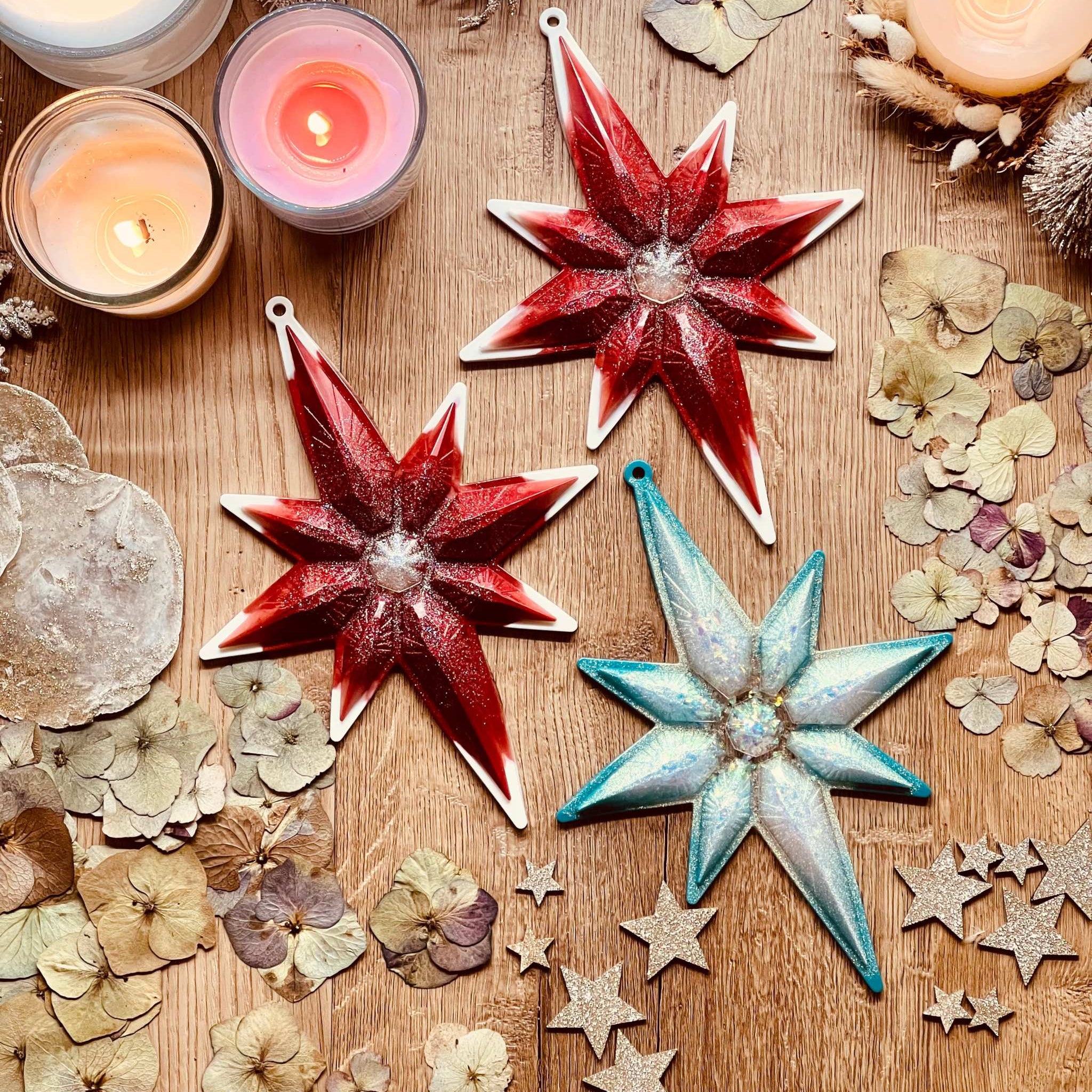 Handmade resin Weihnachtsbaumanhänger in red and turquoise with white and silver accents.