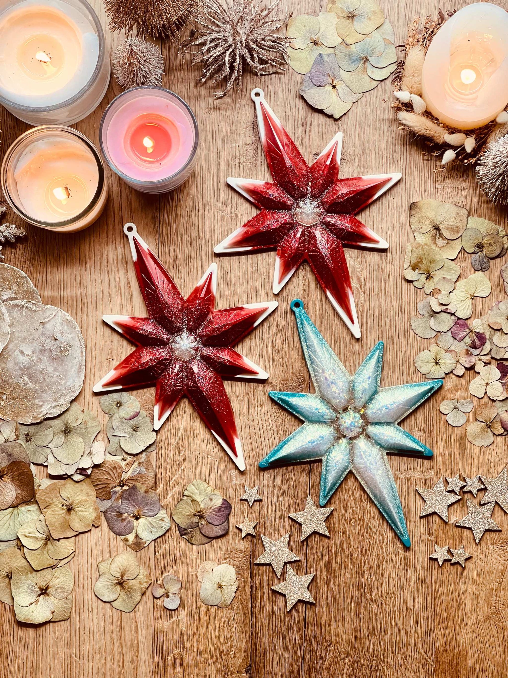 Handmade resin Weihnachtsbaumanhänger in red and turquoise with white and silver accents.