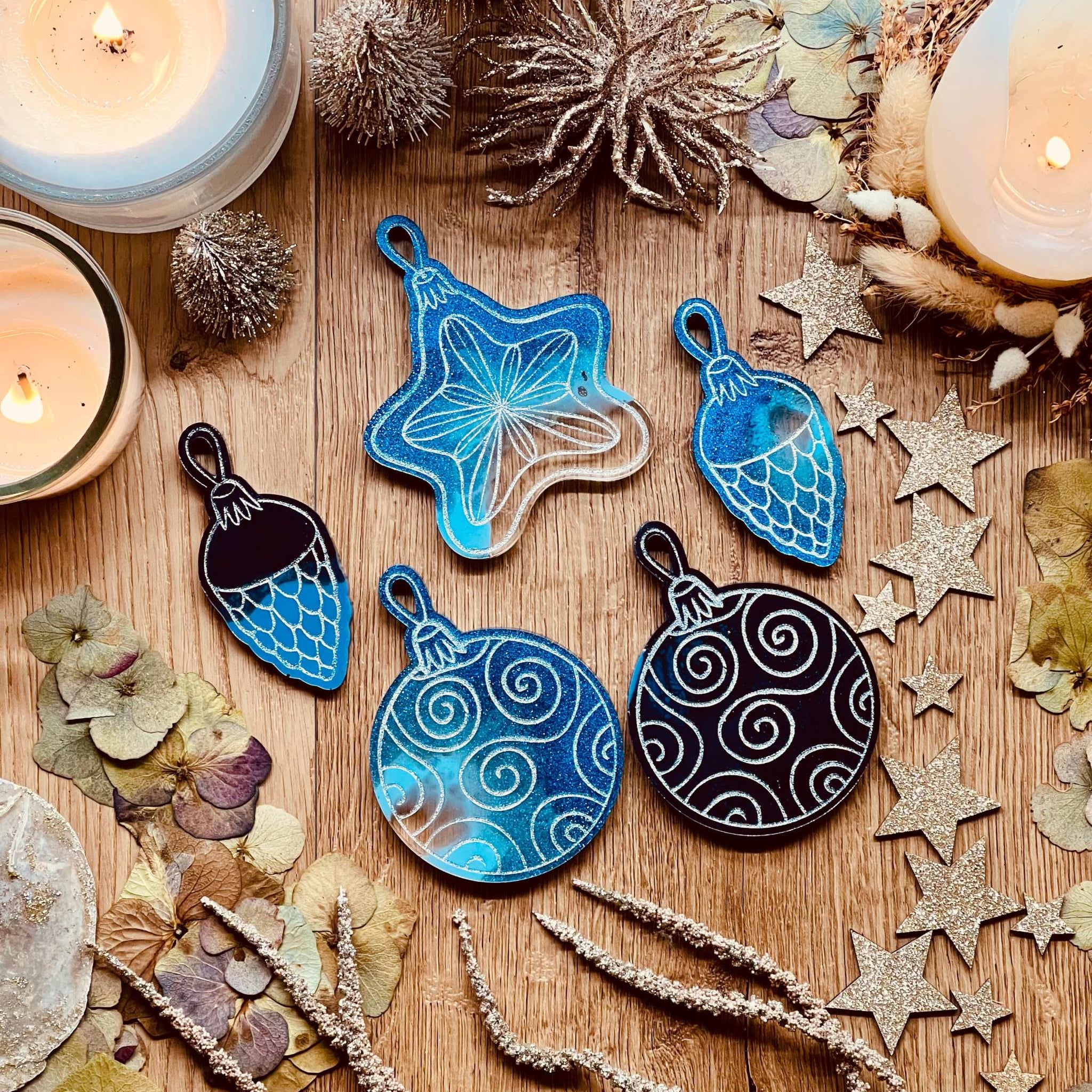 Blaue und silberne Weihnachtsbaumanhänger aus Resin im 5er-Set, handgemacht und einzigartig.