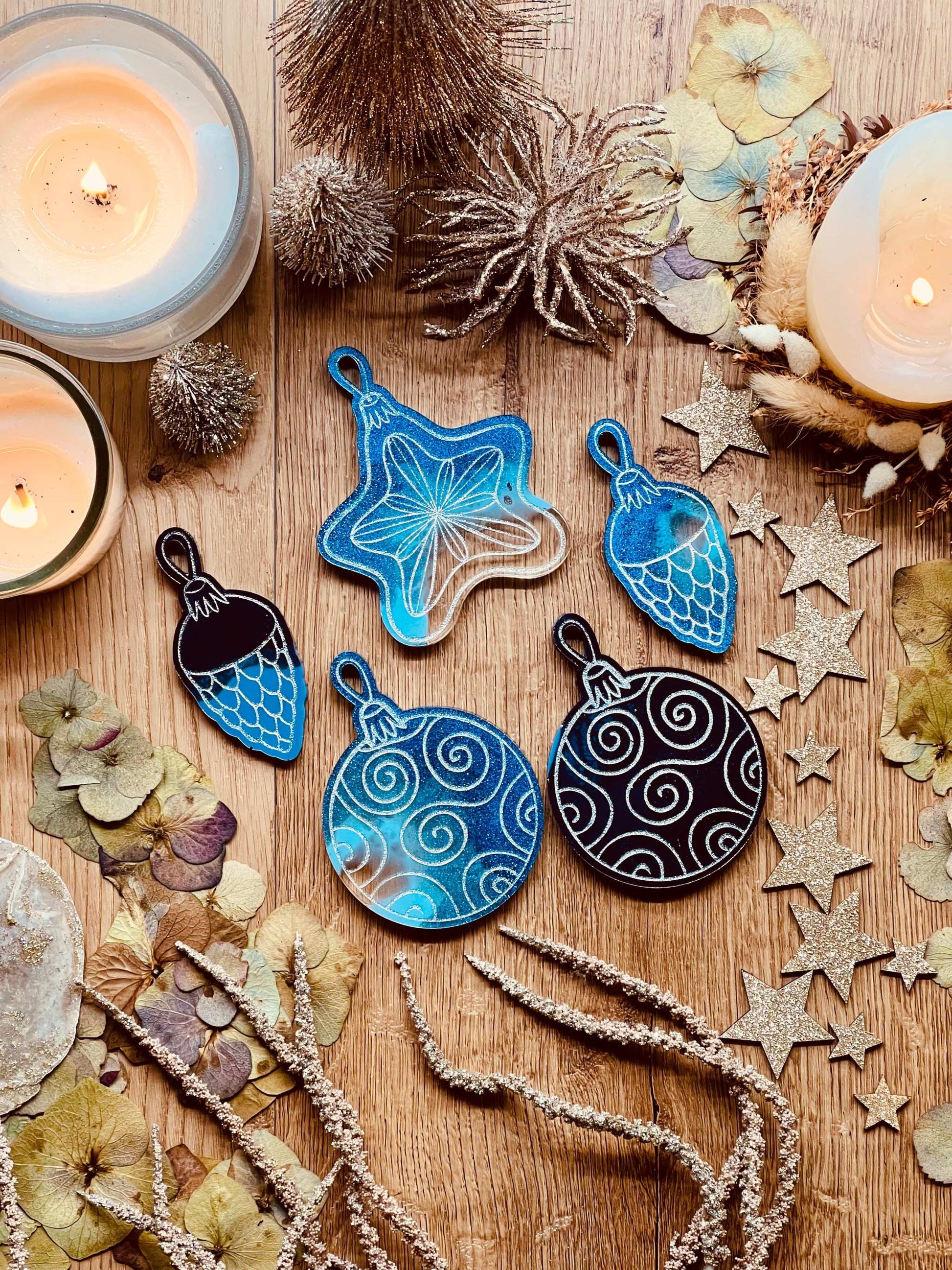 Blaue und silberne Weihnachtsbaumanhänger aus Resin im 5er-Set, handgemacht und einzigartig.
