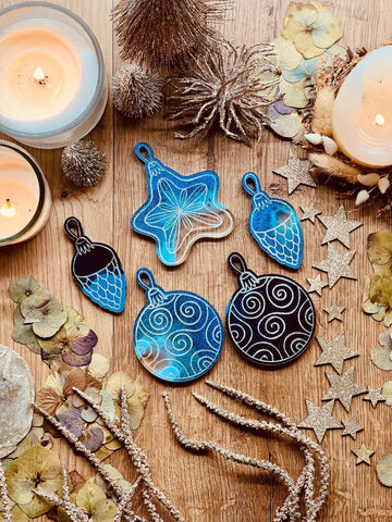 5 resin pendants in blue with silver