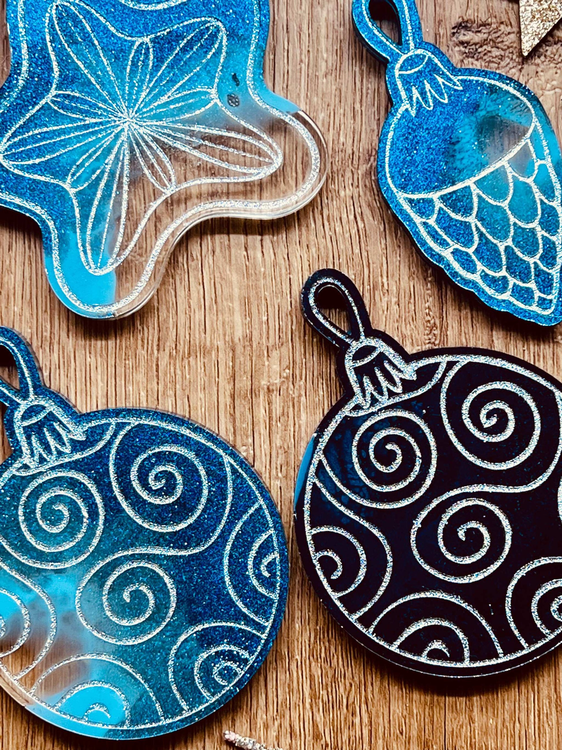 Weihnachtsbaumanhänger aus Resin in Blau mit Silber, 5-teiliges Set, handgemacht.