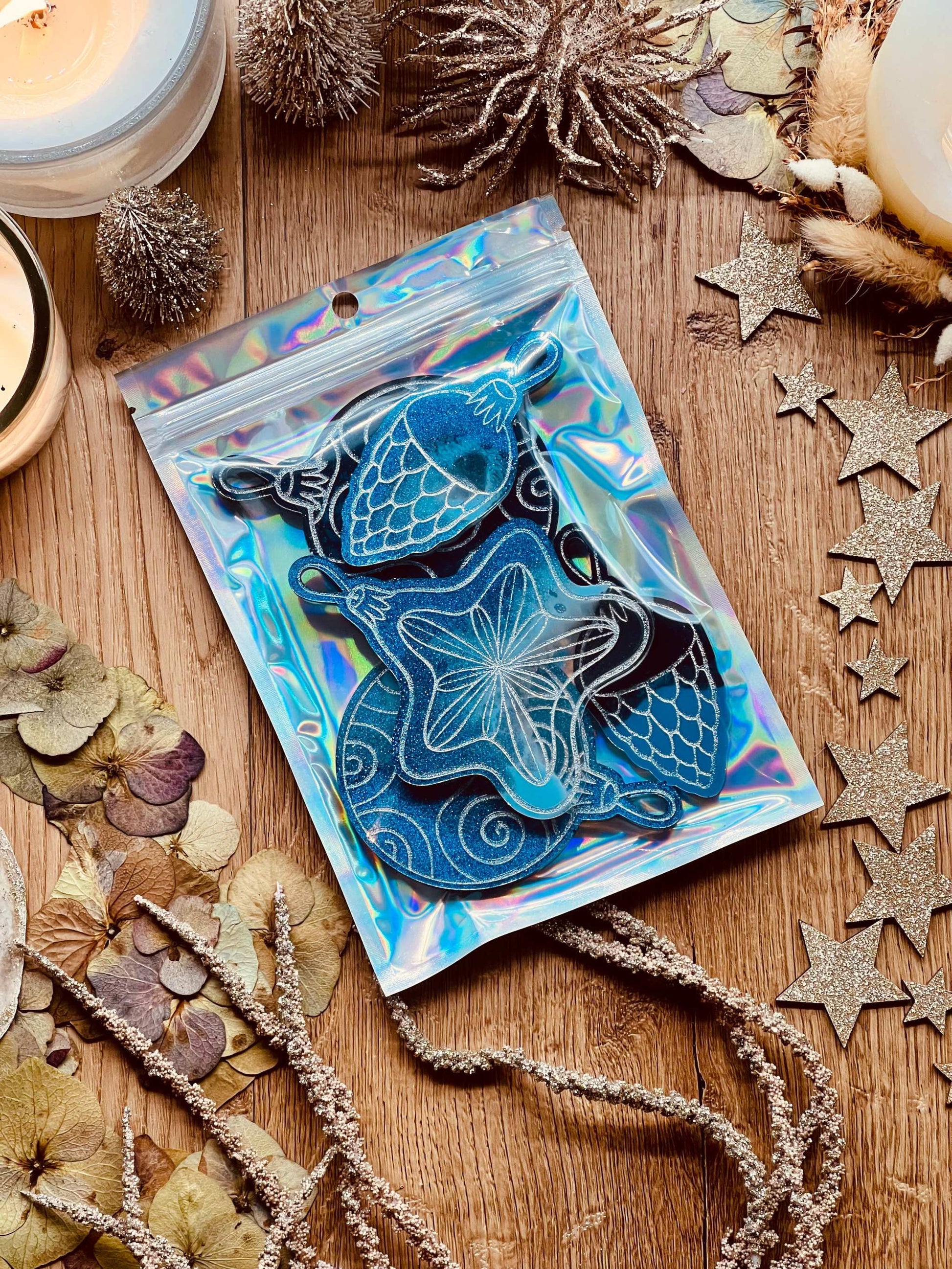 Weihnachtsbaumanhänger in Blau und Silber aus Resin, 5-teiliges Set.