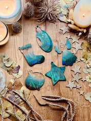 Weihnachtsbaumanhänger aus grünem Resin mit holographischer Oberfläche im 5er-Set.