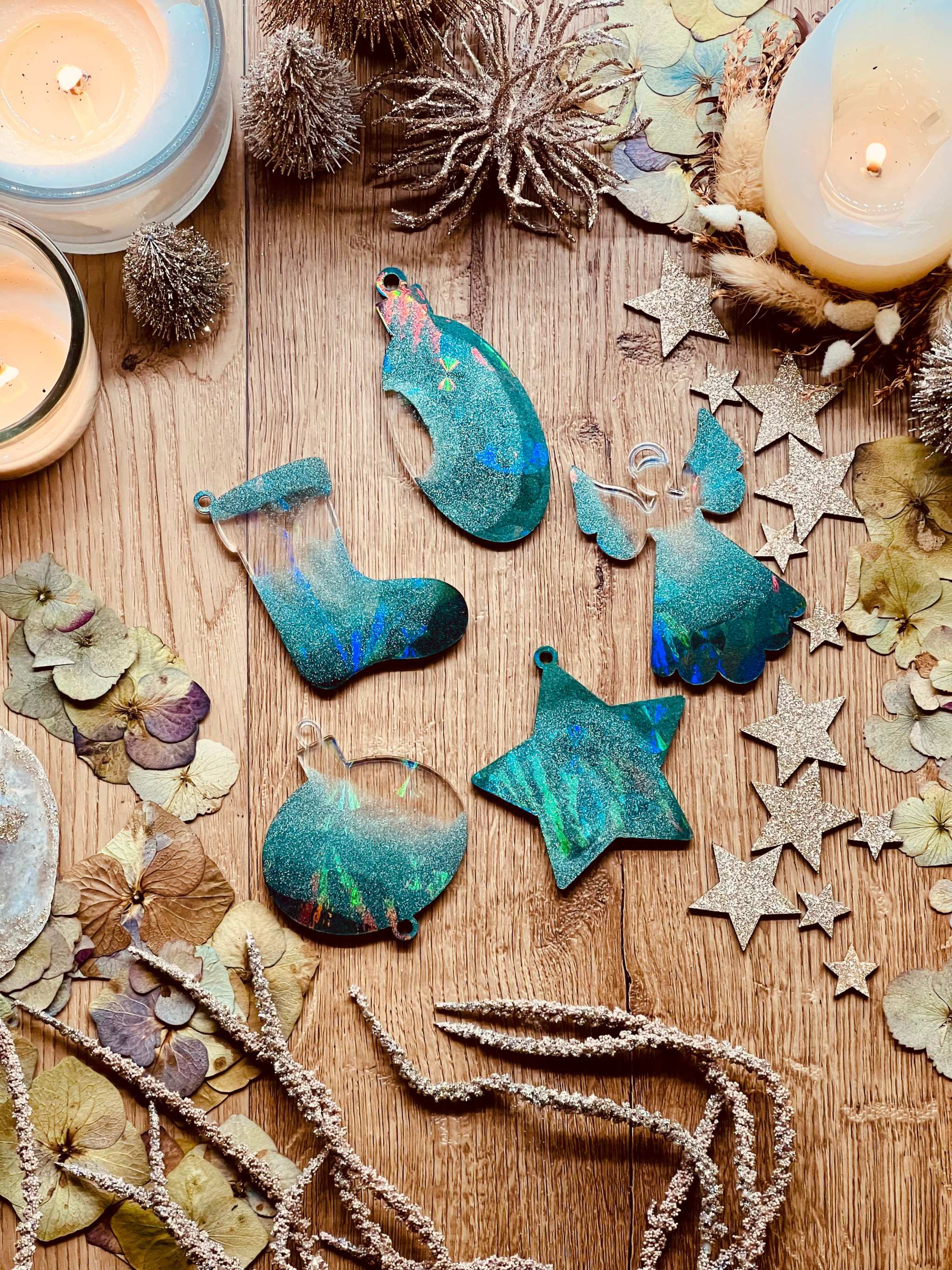 Weihnachtsbaumanhänger aus grünem Resin mit holographischer Oberfläche im 5er-Set.