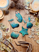 Weihnachtsbaumanhänger - 5 Anhänger aus Resin in Grün mit holographischer Oberfläche