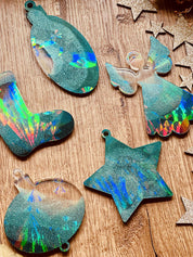 Grüne Weihnachtsbaumanhänger aus Resin mit holographischer Oberfläche im 5er-Set.