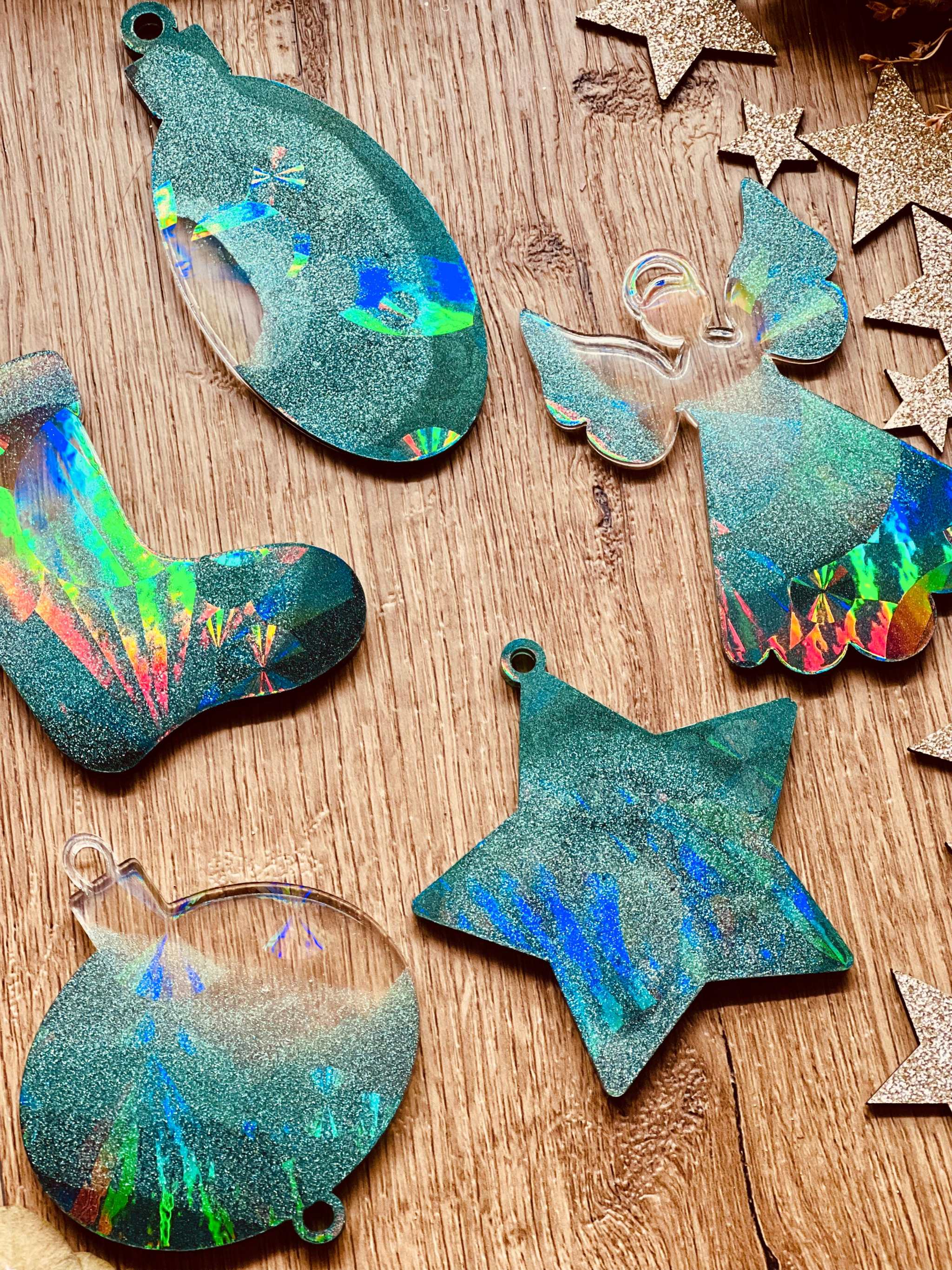 Grüne Weihnachtsbaumanhänger aus Resin mit holographischer Oberfläche im 5er-Set.