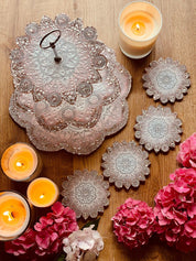 Handgemachte Mandala Etagere und 4 Untersetzer aus Resin mit filigranen Mustern und Dekoration aus Kerzen und Blumen