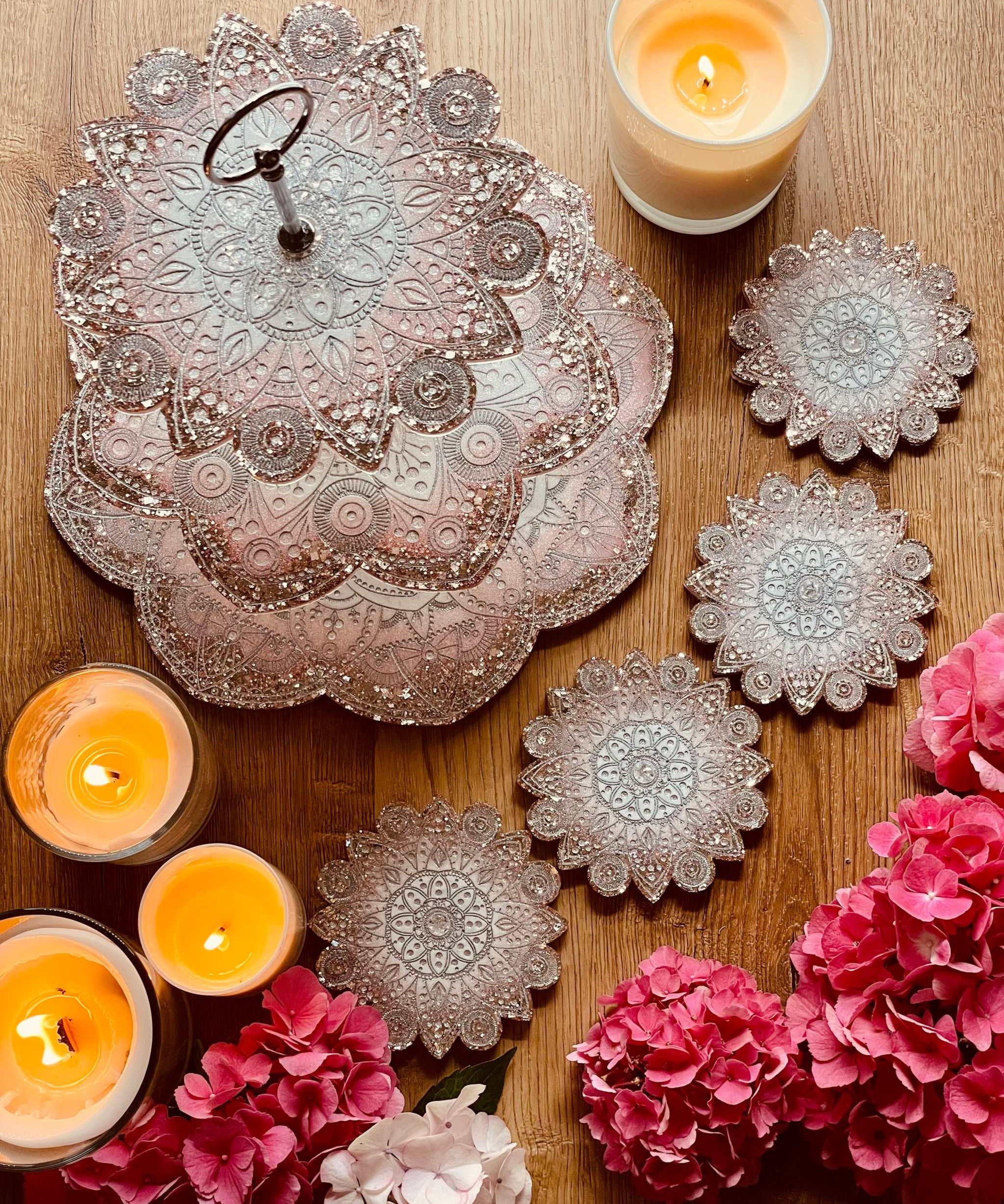 Handgemachte Mandala Etagere und 4 Untersetzer aus Resin mit filigranen Mustern und Dekoration aus Kerzen und Blumen