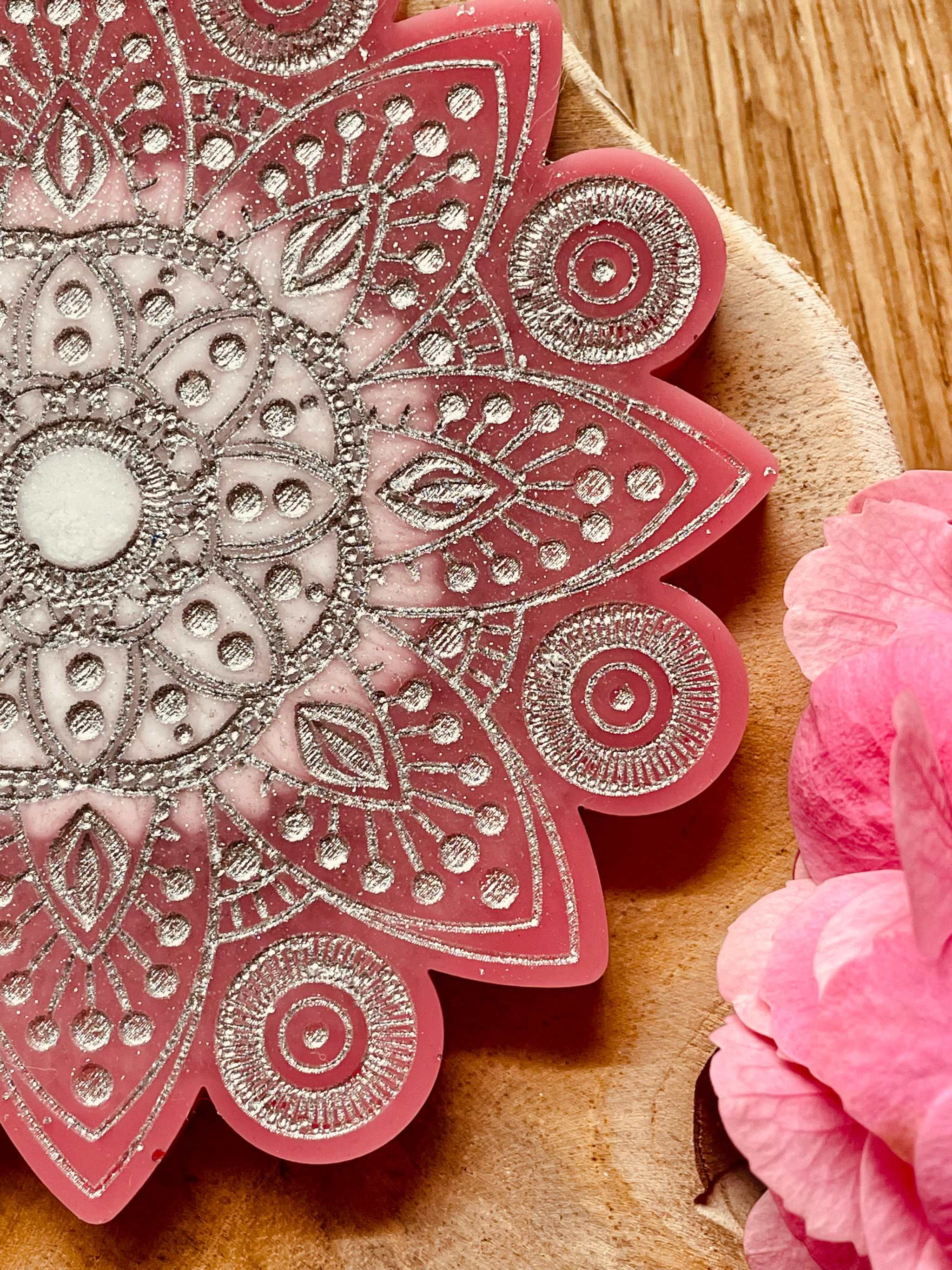 Handgemachter pinker Mandala Untersetzer aus Resin mit silbernen Details auf Holzunterlage, 12 cm Durchmesser
