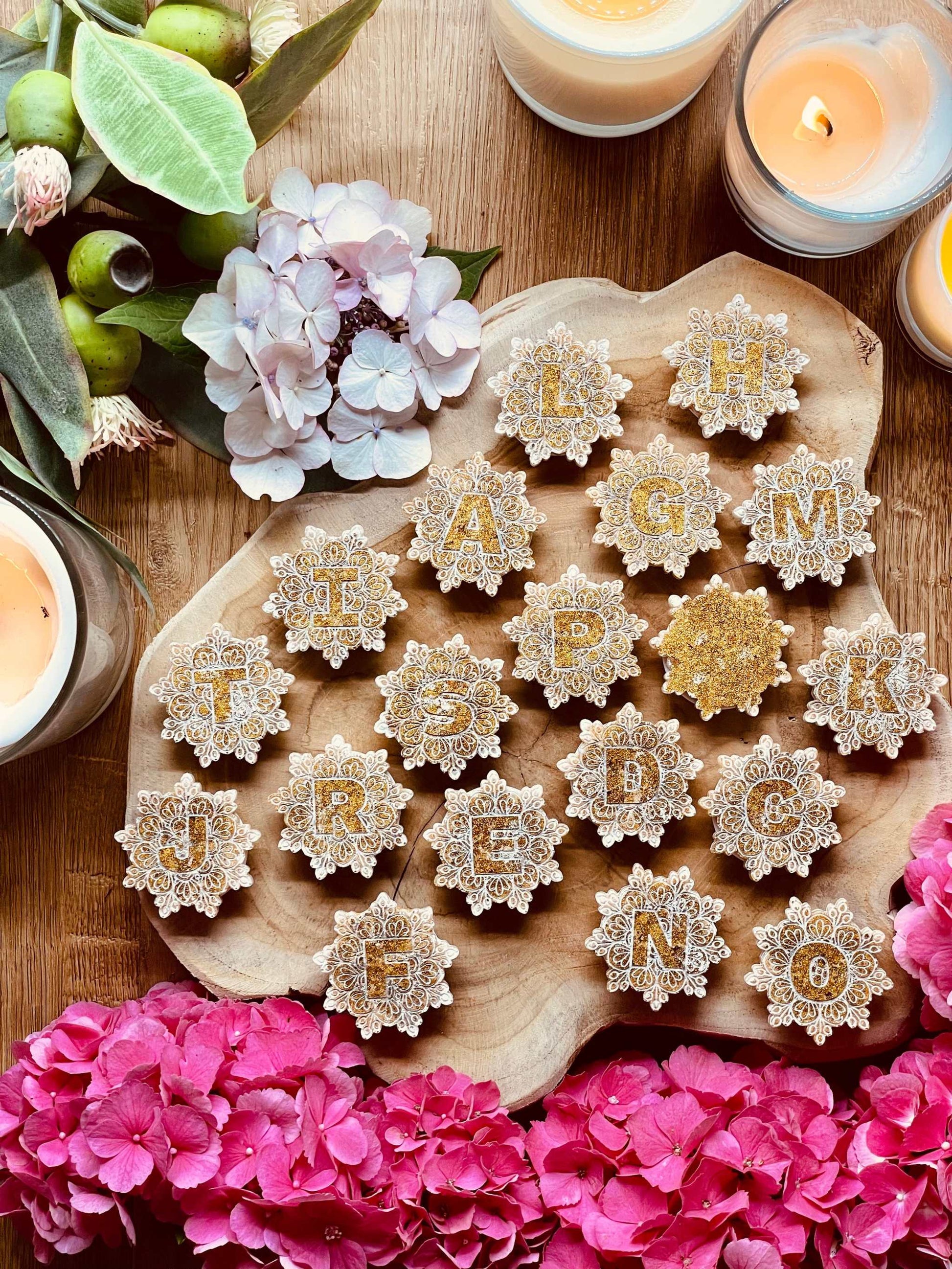 Handyhalterung mit filigranem Mandala – kunstvolle Verzierung für dein Smartphone mit einzigartigem Muster.