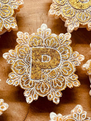Mandala Handyhalter aus Resin – edle Handyhalterung mit kunstvollem, filigranem Ornament.