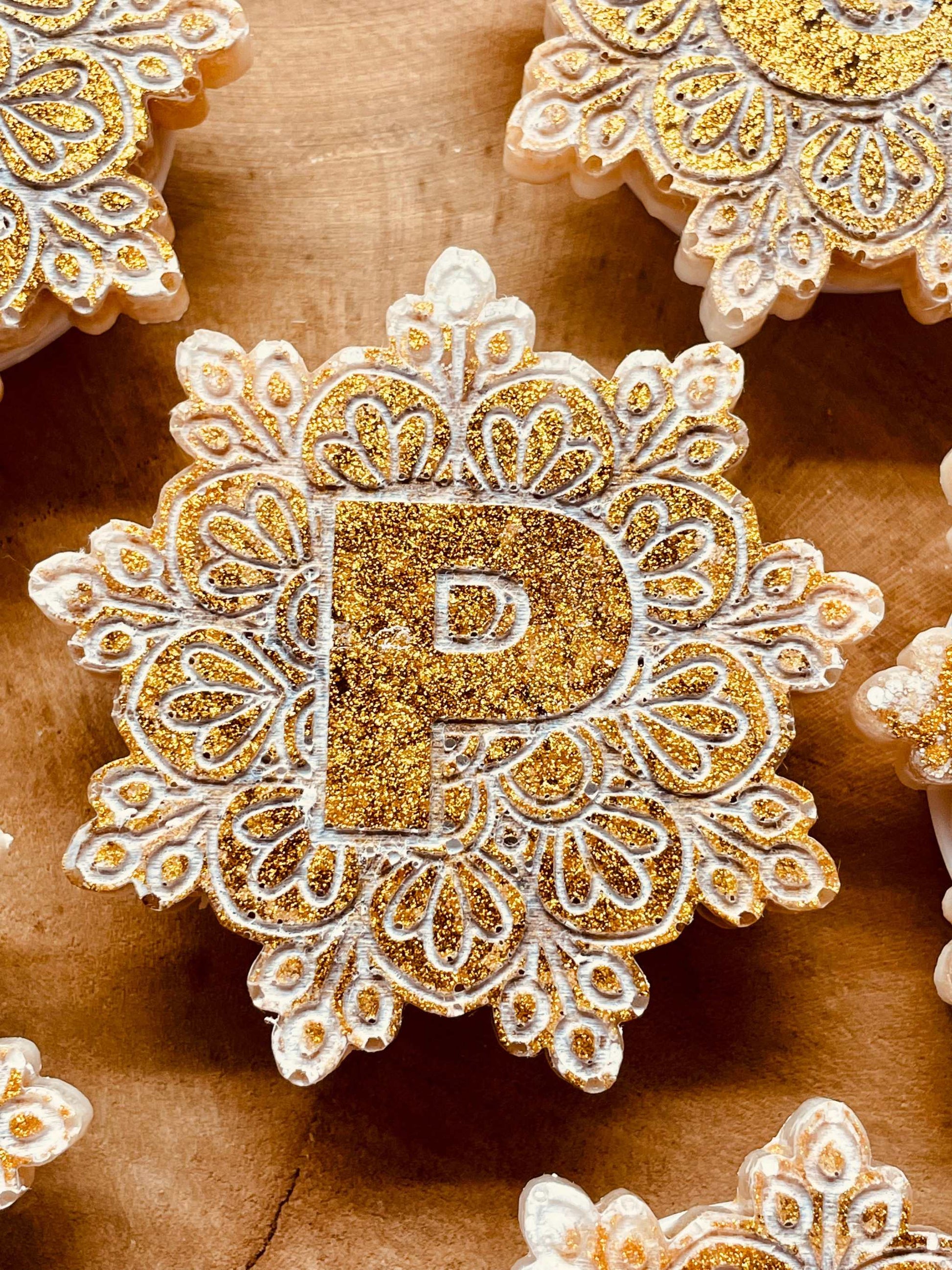 Mandala Handyhalter aus Resin – edle Handyhalterung mit kunstvollem, filigranem Ornament.