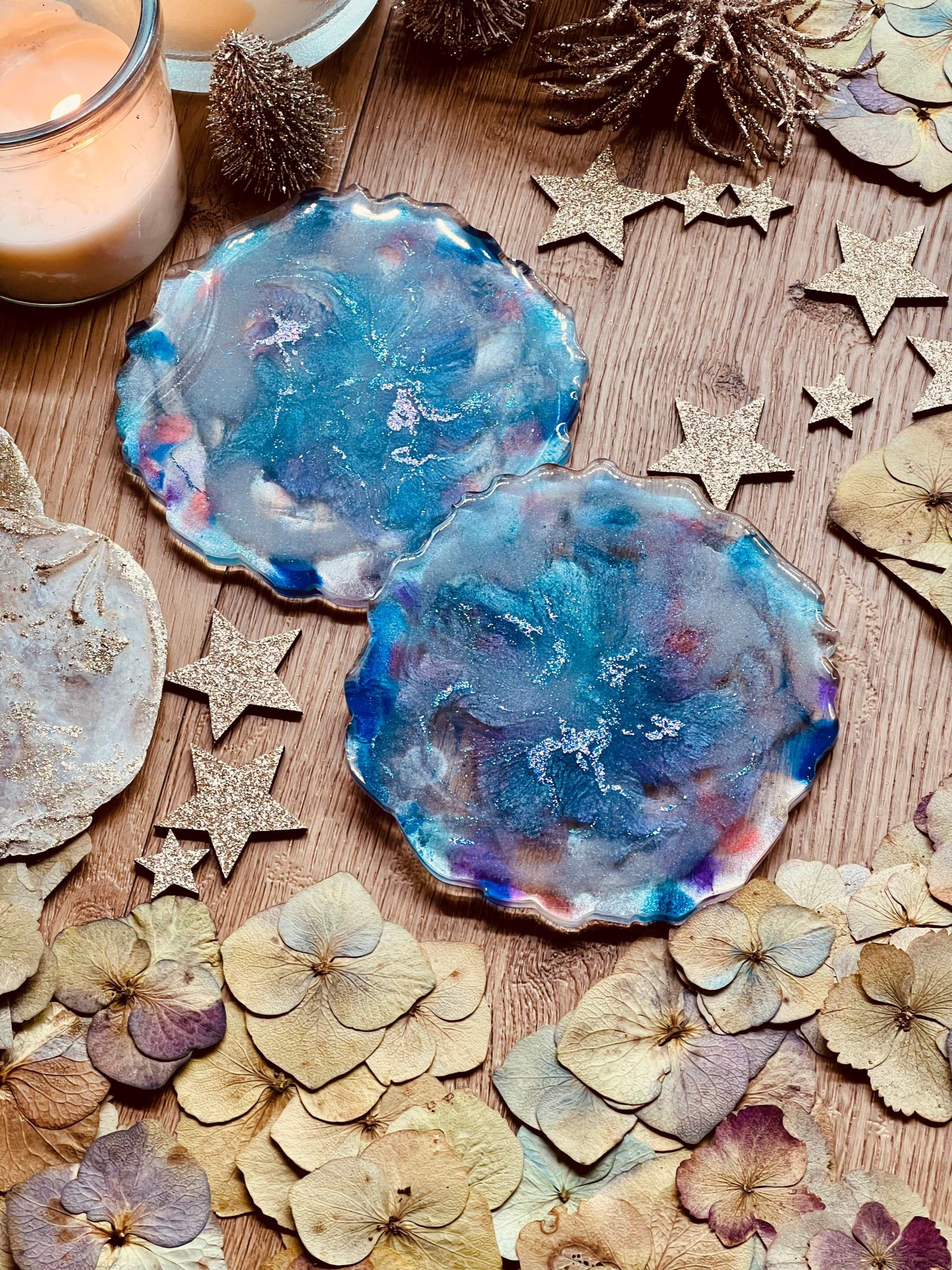 2 Untersetzer aus handgemachtem blauen Resin auf Holztisch mit Dekoration