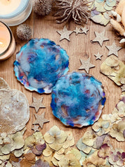 2 Untersetzer aus Resin in Blautönen handgemacht als Dekoration und Geschenk