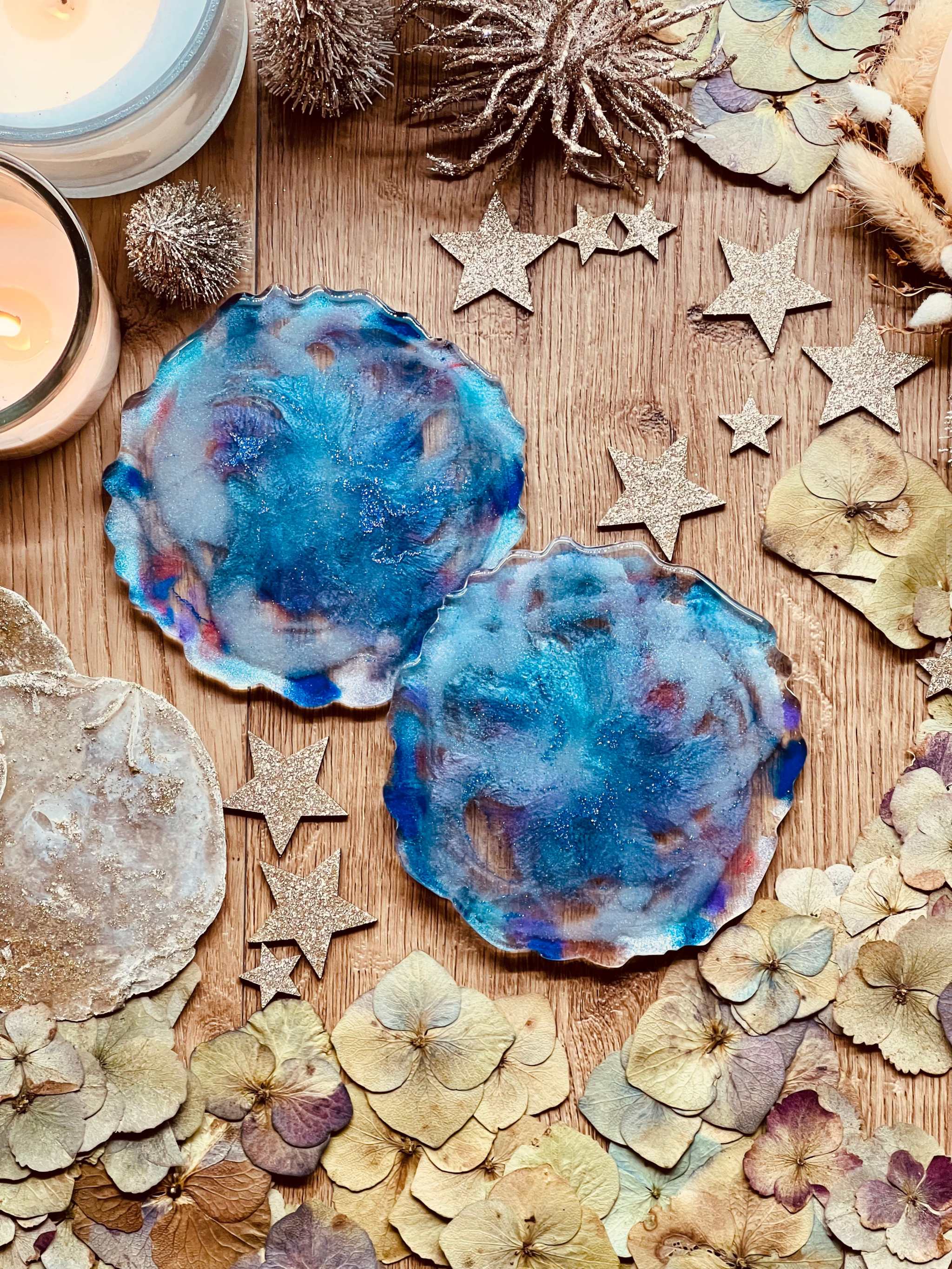 2 Untersetzer aus Resin in Blautönen handgemacht als Dekoration und Geschenk
