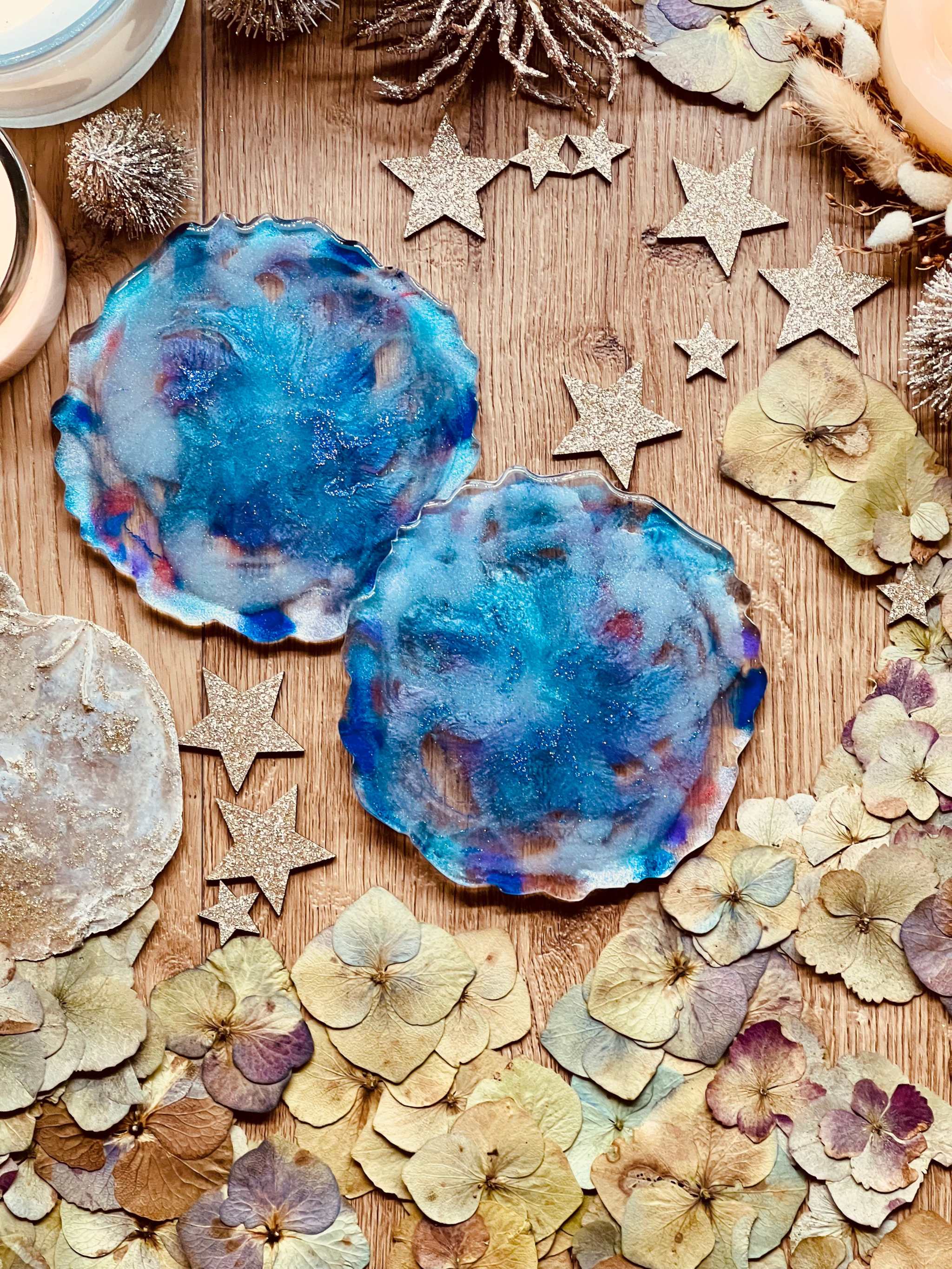 2 Untersetzer aus Resin in Blautönen handgemacht mit circa 12 cm Durchmesser auf Holztisch mit Dekoration