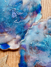 2 Untersetzer aus handgemachtem blauen Resin mit einzigartigem Muster auf Holzuntergrund