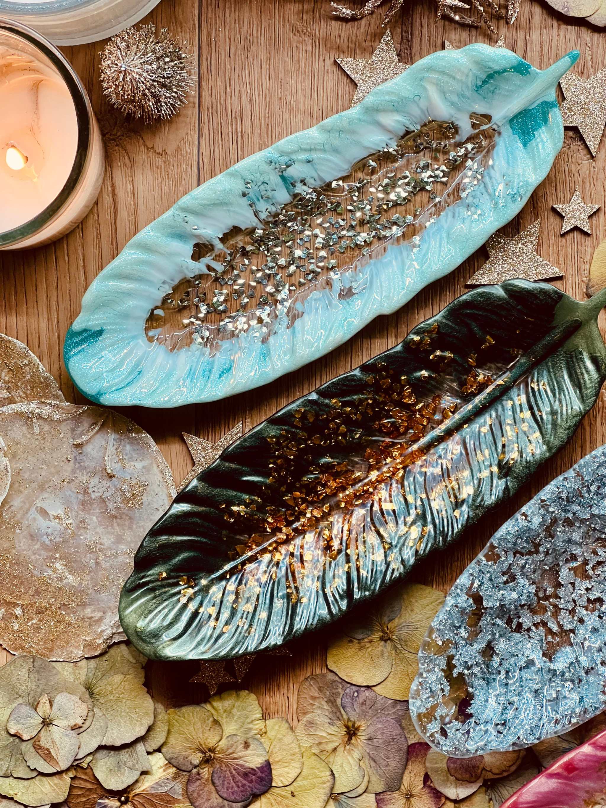 Feder Schmuckschalen aus Resin in Blau und Schwarz als handgemachte Dekoration und Ringschalen