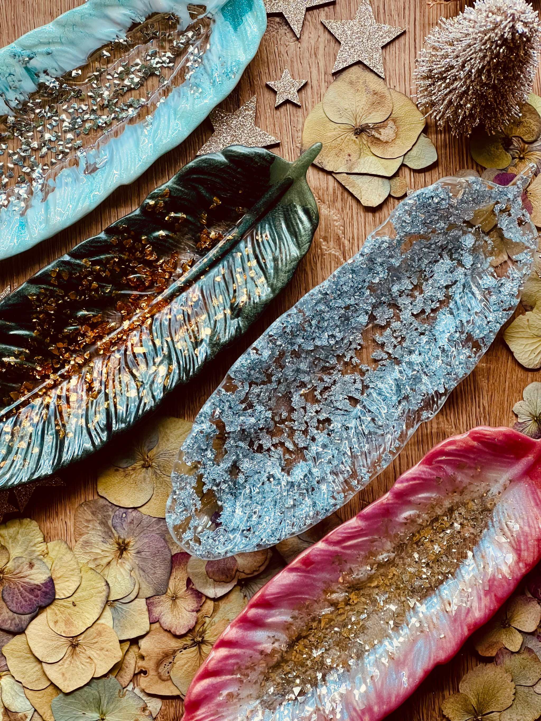 bunte handgemachte Feder Schmuckschalen aus Resin als dekorative Ringe- oder Schmuckaufbewahrung