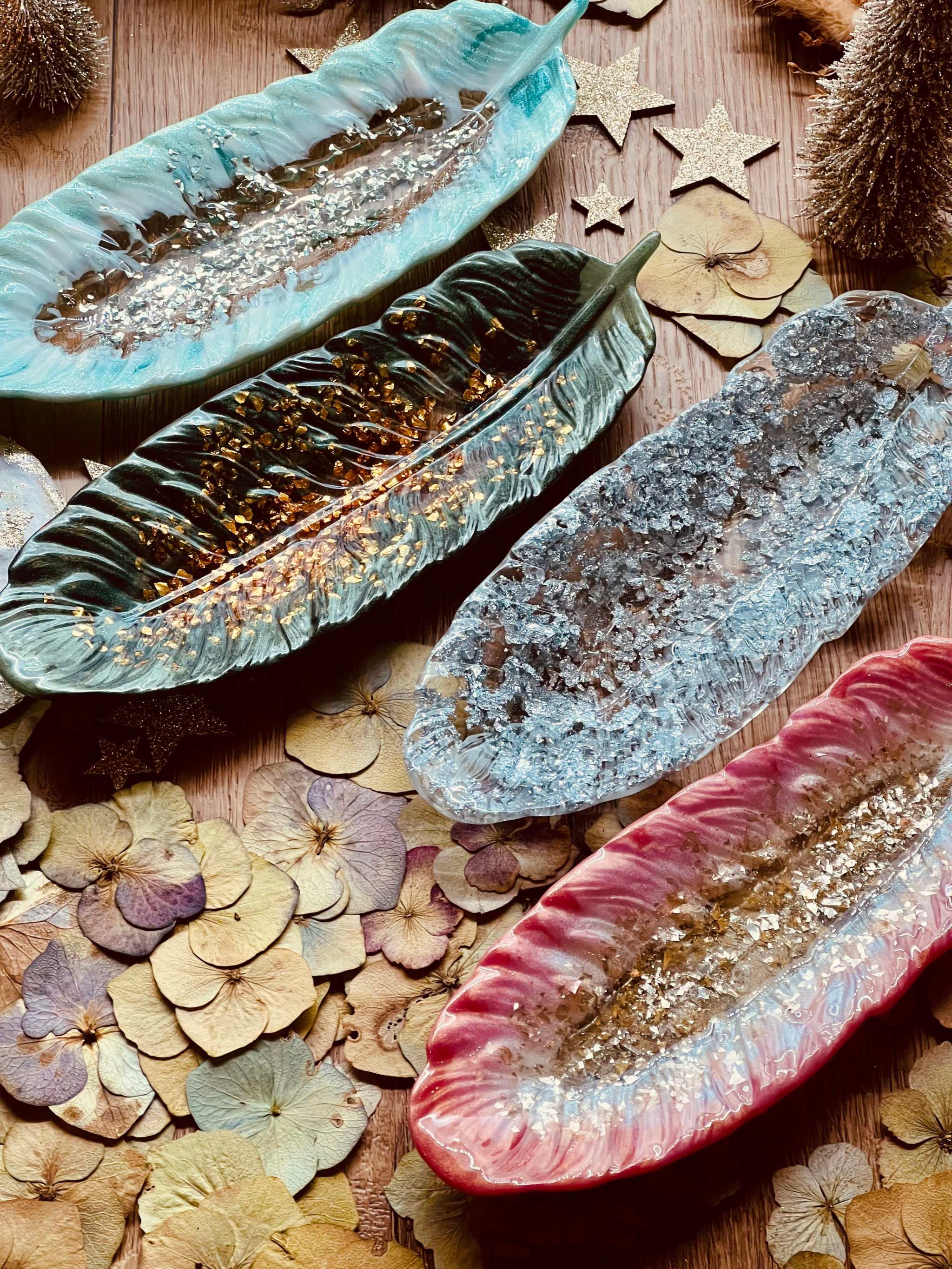 Feder Schmuckschalen aus Resin in verschiedenen Farben als handgemachte Deko- und Ringschalen in länglicher Form, 22x8cm groß