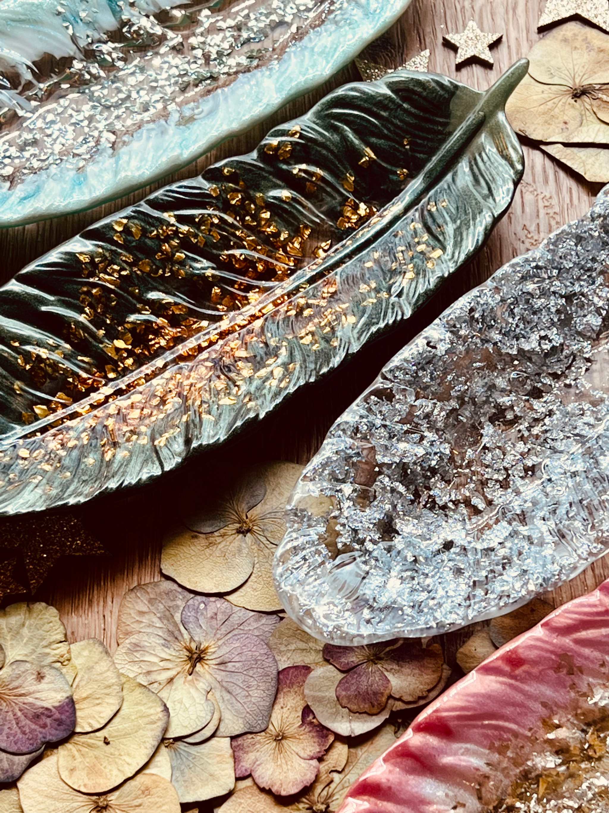 Handgemachte Feder Schmuckschalen aus Resin in verschiedenen Farben als dekorative Unikate für Schmuck und Ringe