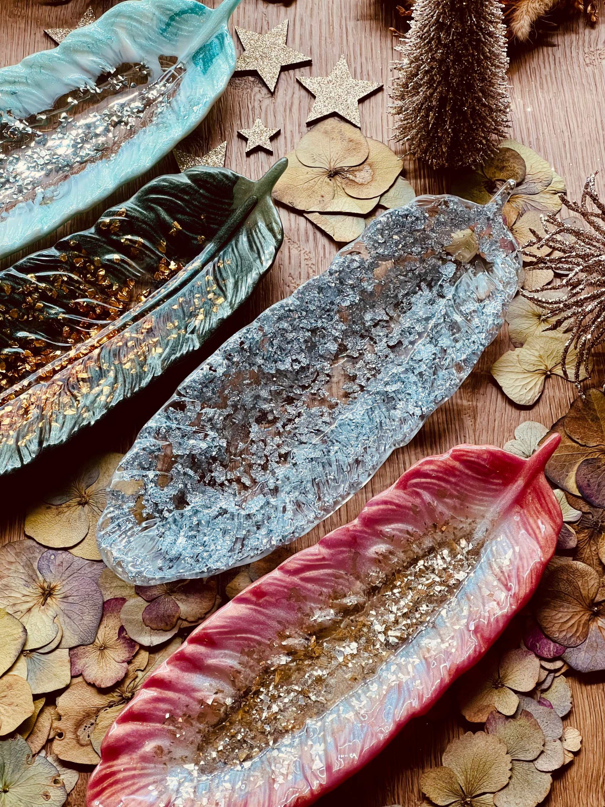 bunte handgemachte Feder Schmuckschalen aus Resin als dekorative Unikate in verschiedenen Farben