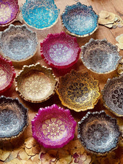 bunte handgemachte Mandala Schmuckschalen aus Resin in verschiedenen Farben mit floralem Design, ca. 10 cm Durchmesser