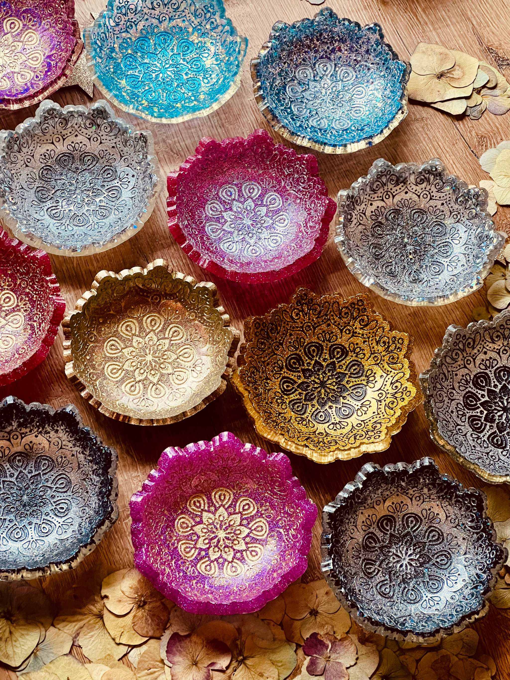 bunte handgemachte Mandala Schmuckschalen aus Resin in verschiedenen Farben mit floralem Design, ca. 10 cm Durchmesser