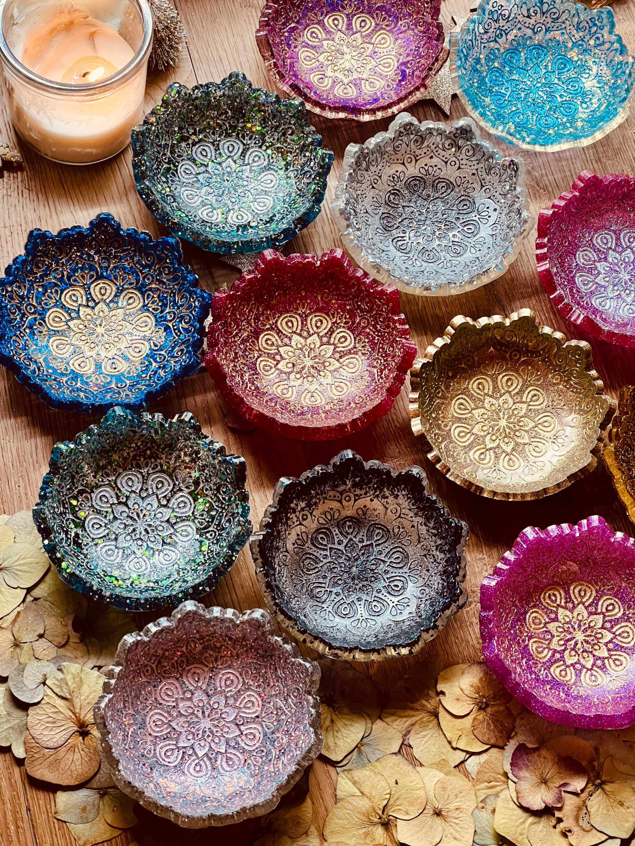 bunte Mandala Schmuckschalen aus handgemachtem Resin in verschiedenen Farben als dekorative Ringschalen